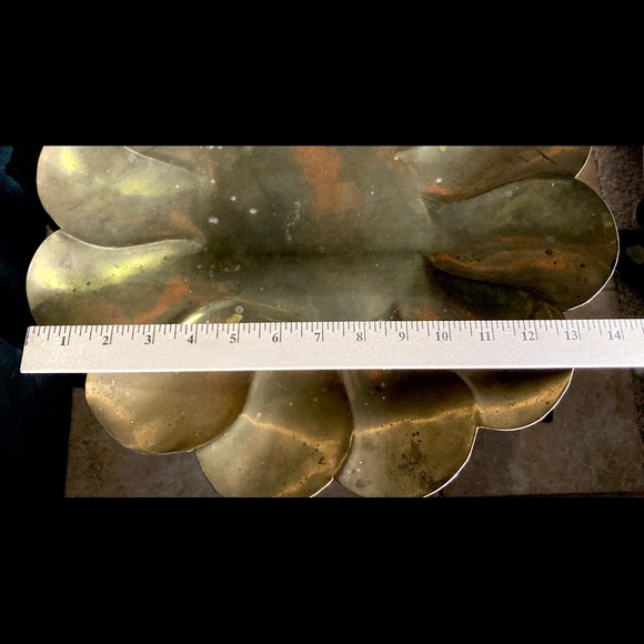 Large Vintage Brass Flower Shaped Charger | Tray Platter | Antiqued Patina - Picture 3 of 12